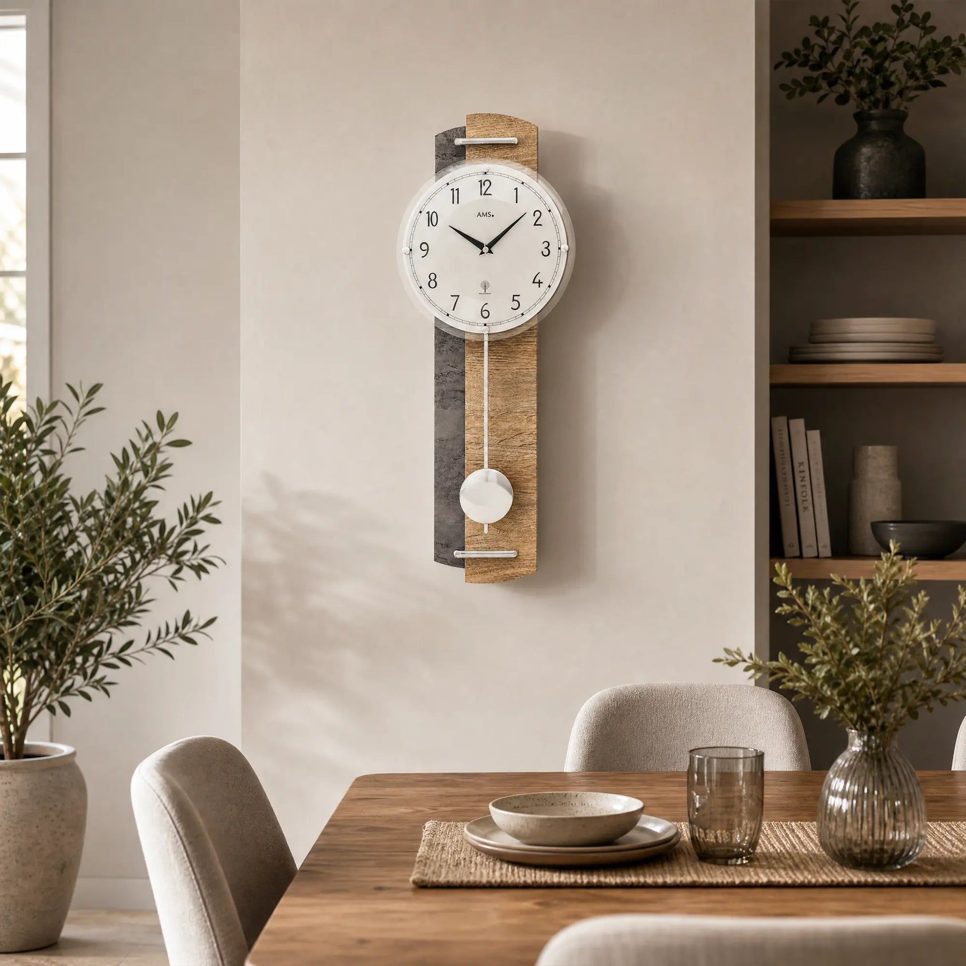 Reloj de pared radiofónico con caja de madera y péndulo, esfera blanca