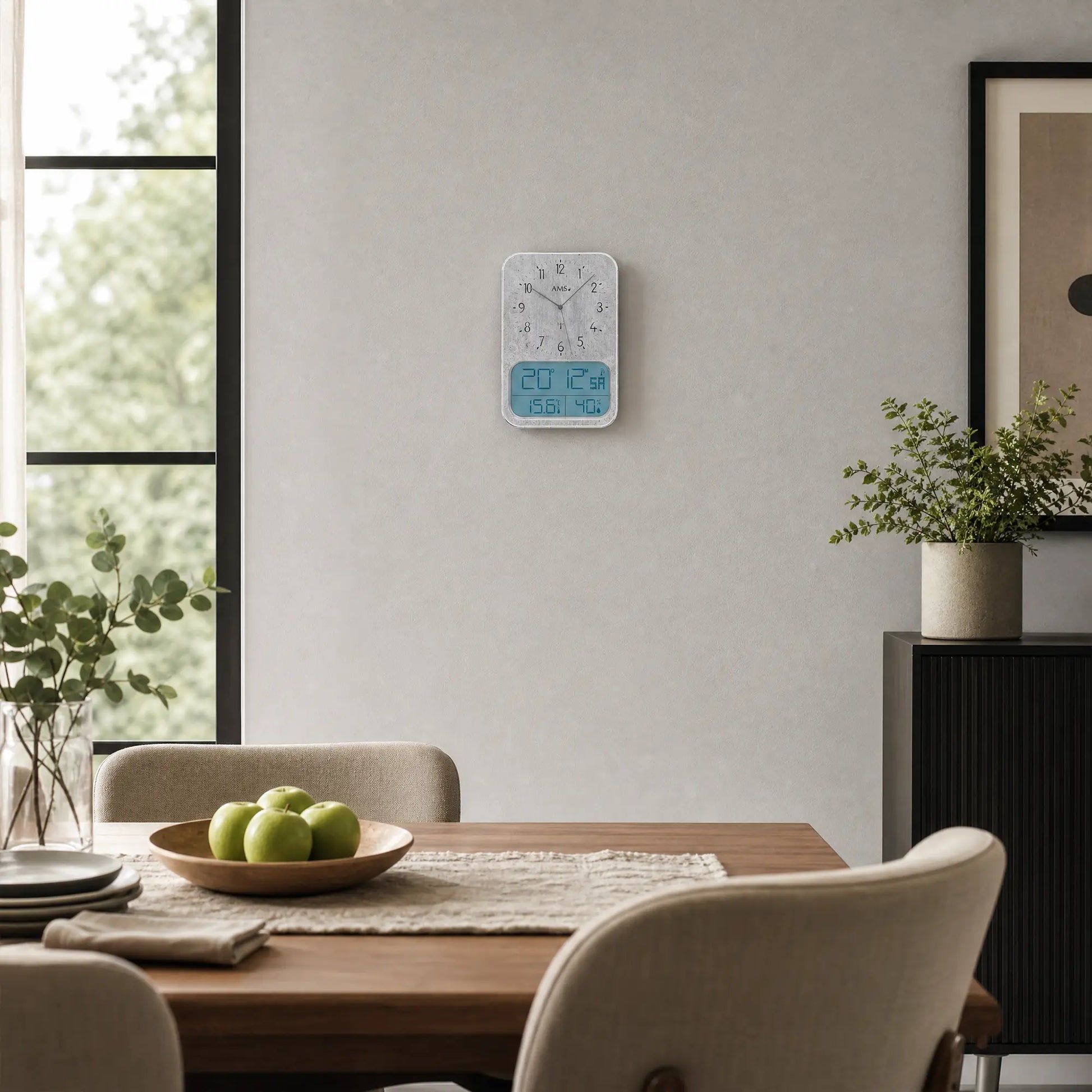 Wanduhr an der Wand mit Analogzeigern und blauem Digitaldisplay für Temperatur und Feuchte
