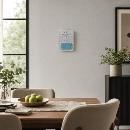 Wanduhr an der Wand mit Analogzeigern und blauem Digitaldisplay für Temperatur und Feuchte