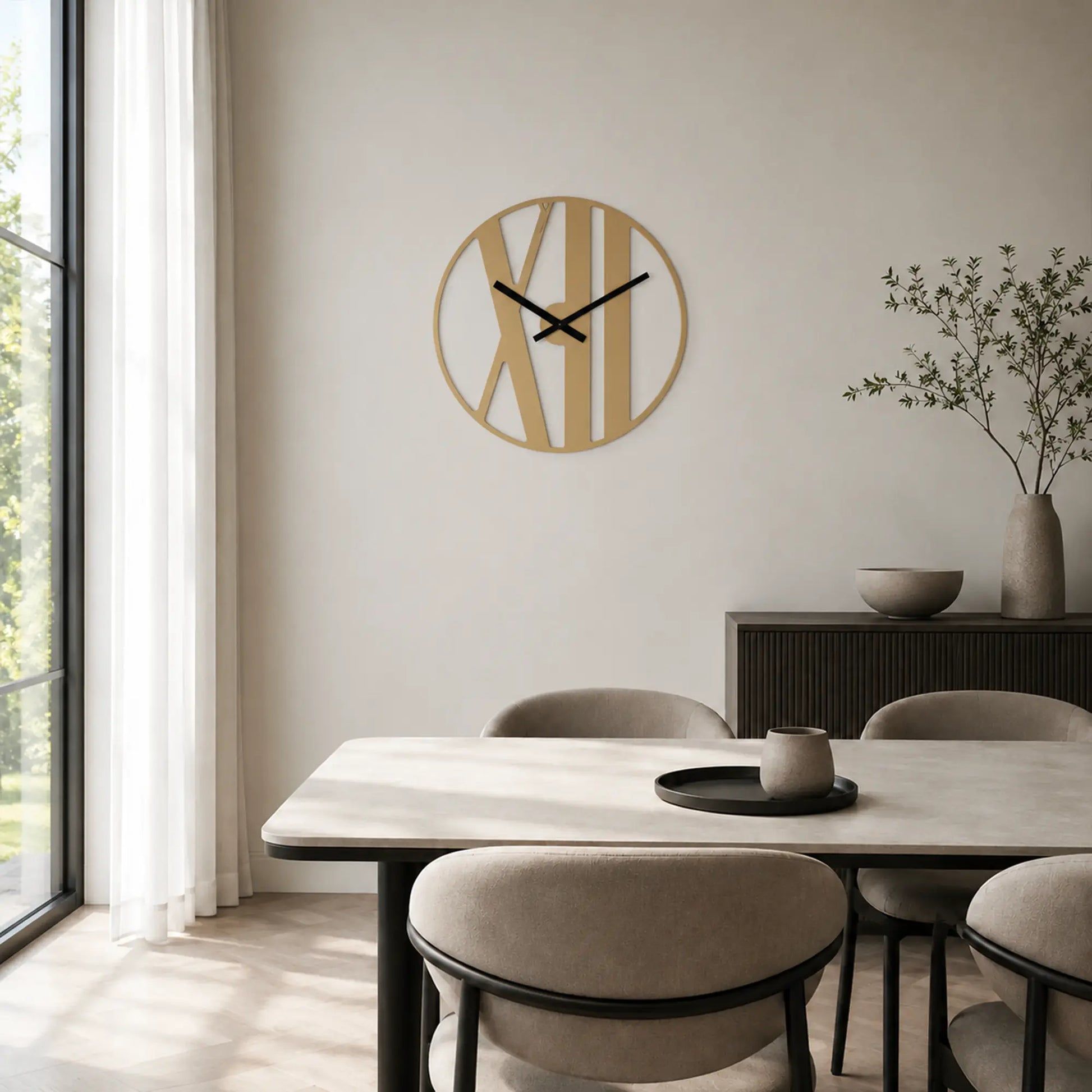 "Reloj de pared con marco redondo de madera y marcadores de hora dorados, manecillas negras"