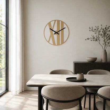 "Reloj de pared con marco redondo de madera y marcadores de hora dorados, manecillas negras"