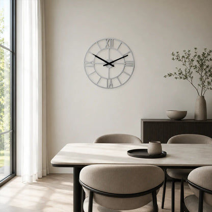 Reloj de pared con marco redondo y abierto y números romanos, manecillas negras