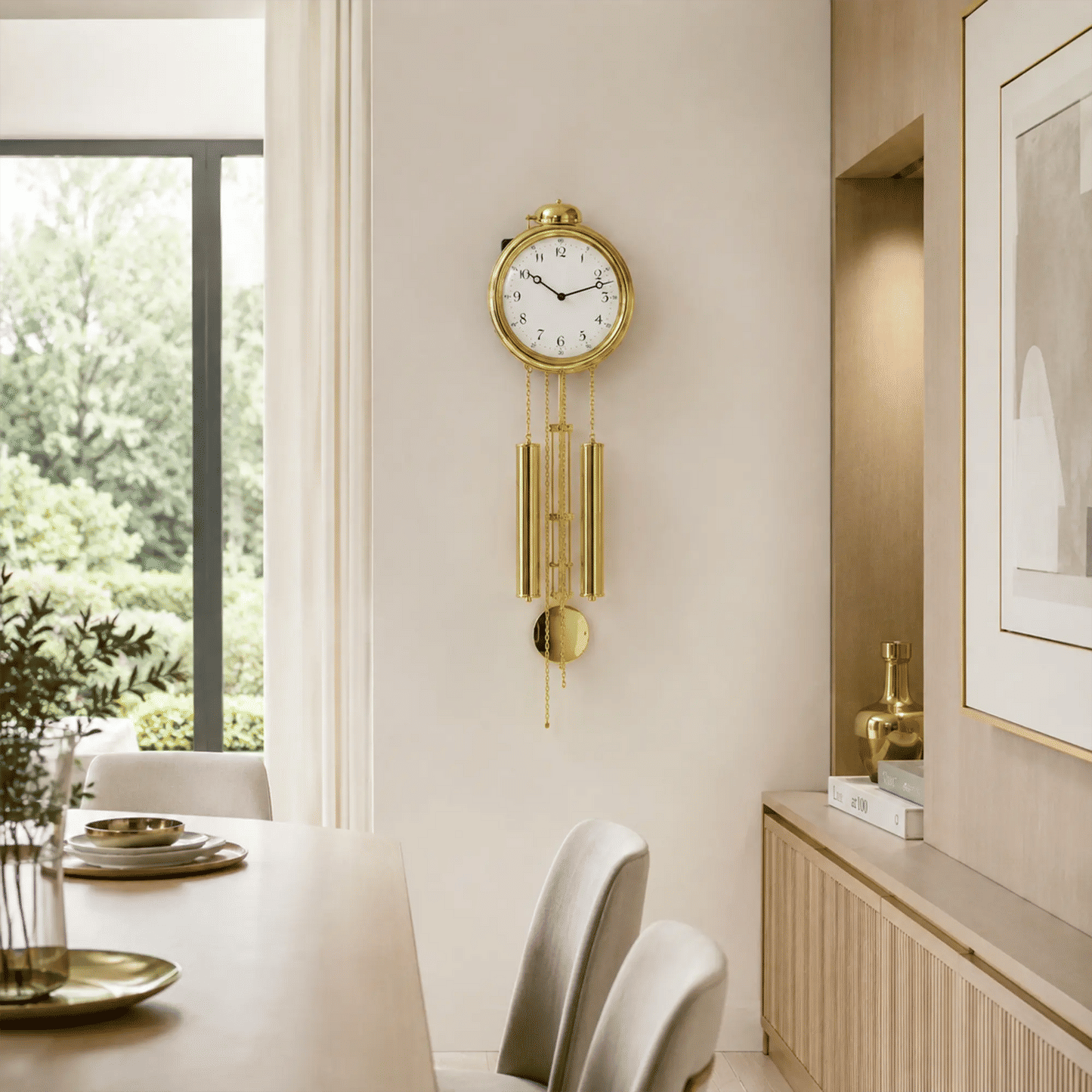 Reloj de pared dorado en la pared con péndulos metálicos colgantes