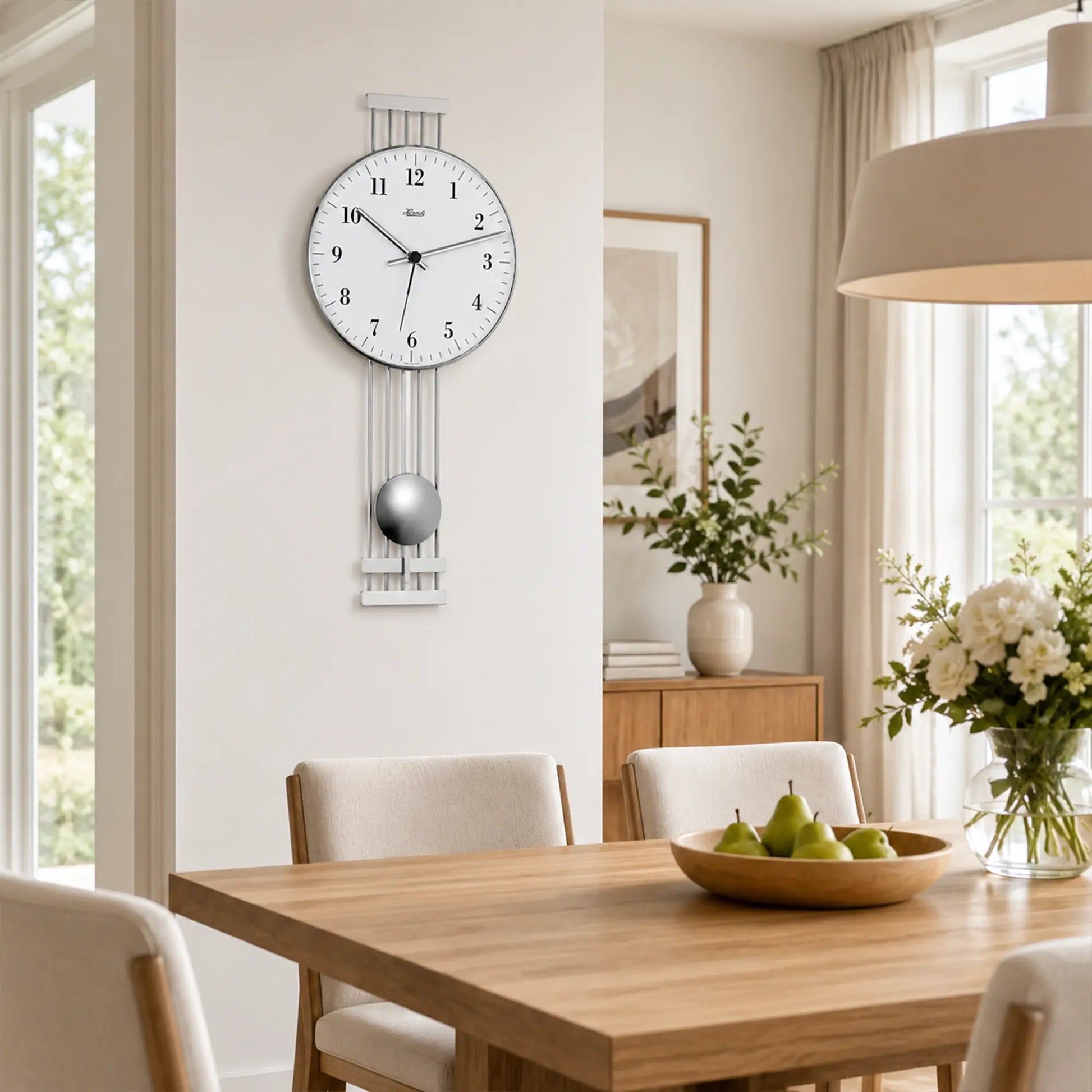 Reloj de pared Hermle con esfera redonda y varillas de péndulo visibles