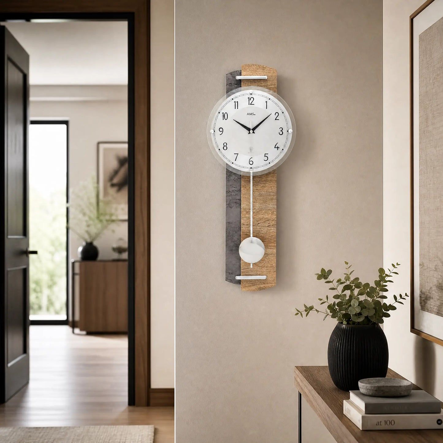 Reloj de pared radio control con caja de madera, esfera redonda y péndulo blanco