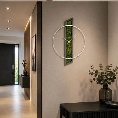 Wanduhr an der Wand mit rundem Aluminiumring und vertikalem Moosgrün-Einsatz