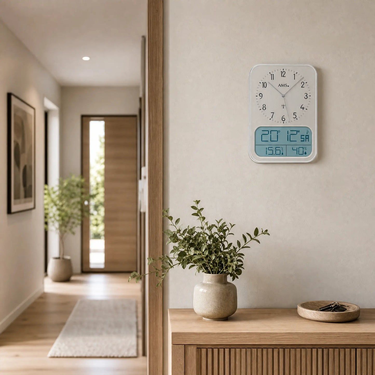 Wanduhr mit Digitaldisplay und analogem Zeigerwerk an der Wand im Flur