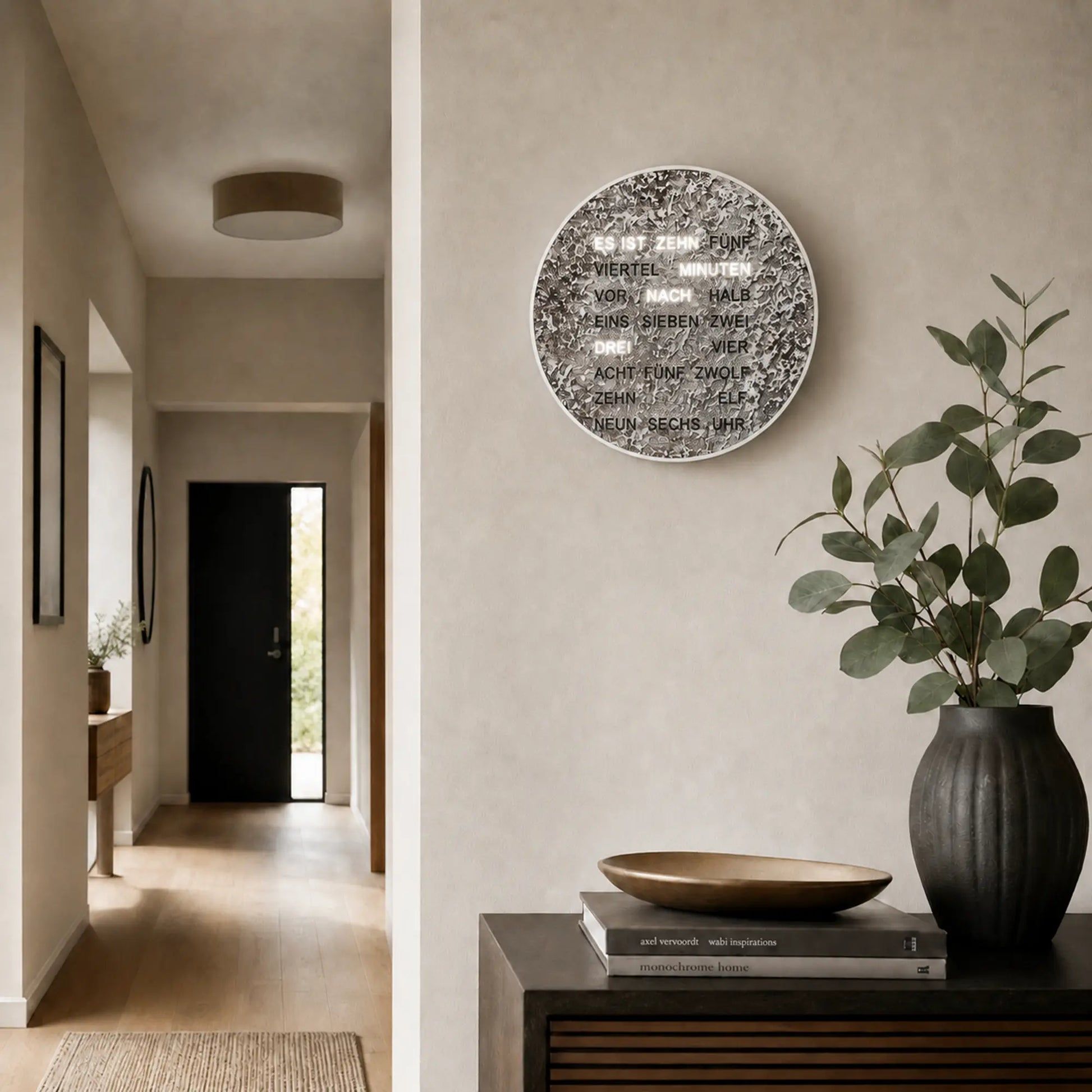 AMS LED-Wortuhr mit rundem gesprenkeltem Zifferblatt an heller Wand