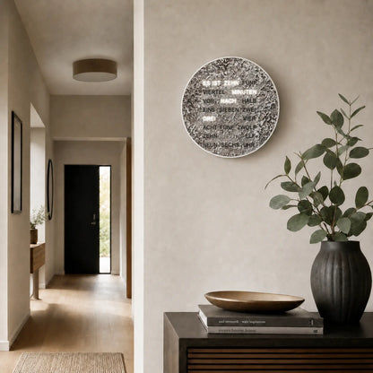 AMS LED-Wortuhr mit rundem gesprenkeltem Zifferblatt an heller Wand