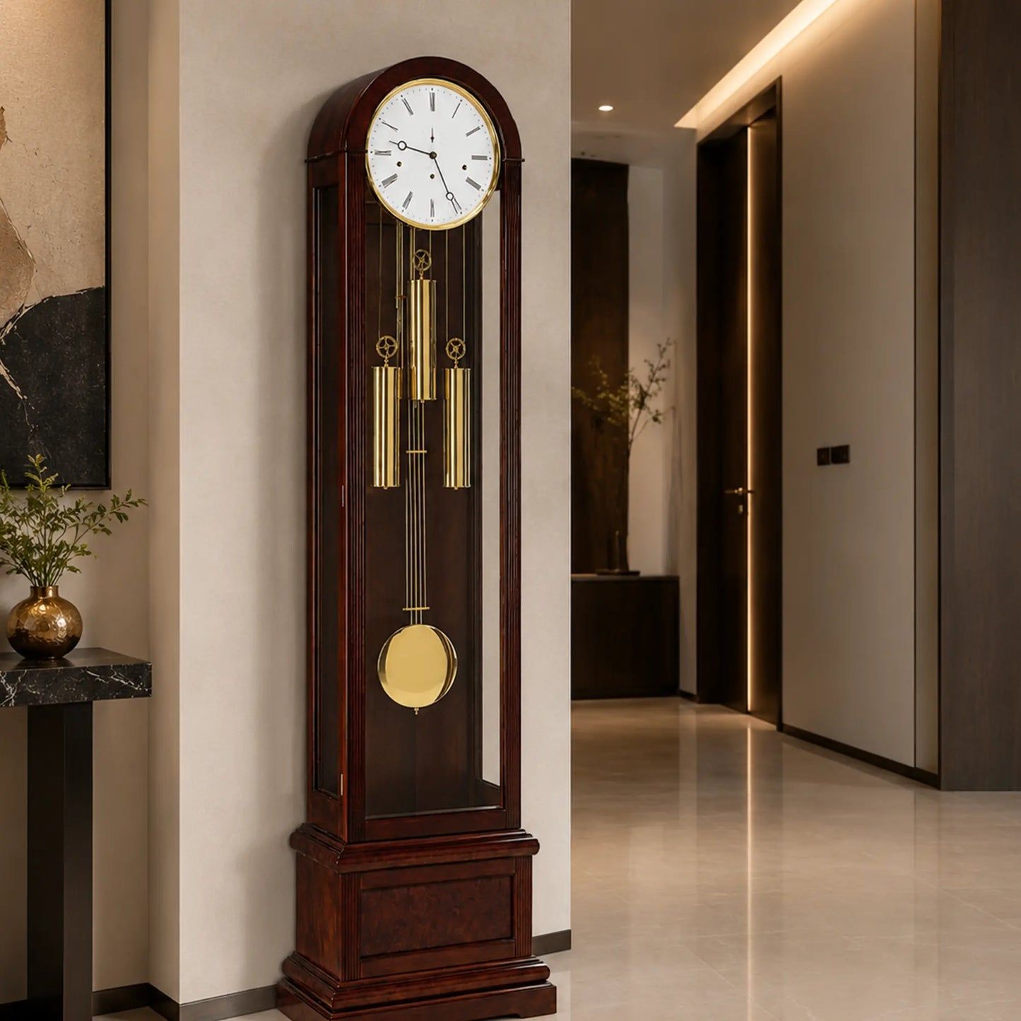 Reloj de pie con caja de madera oscura, esfera blanca y péndulo dorado en cristal