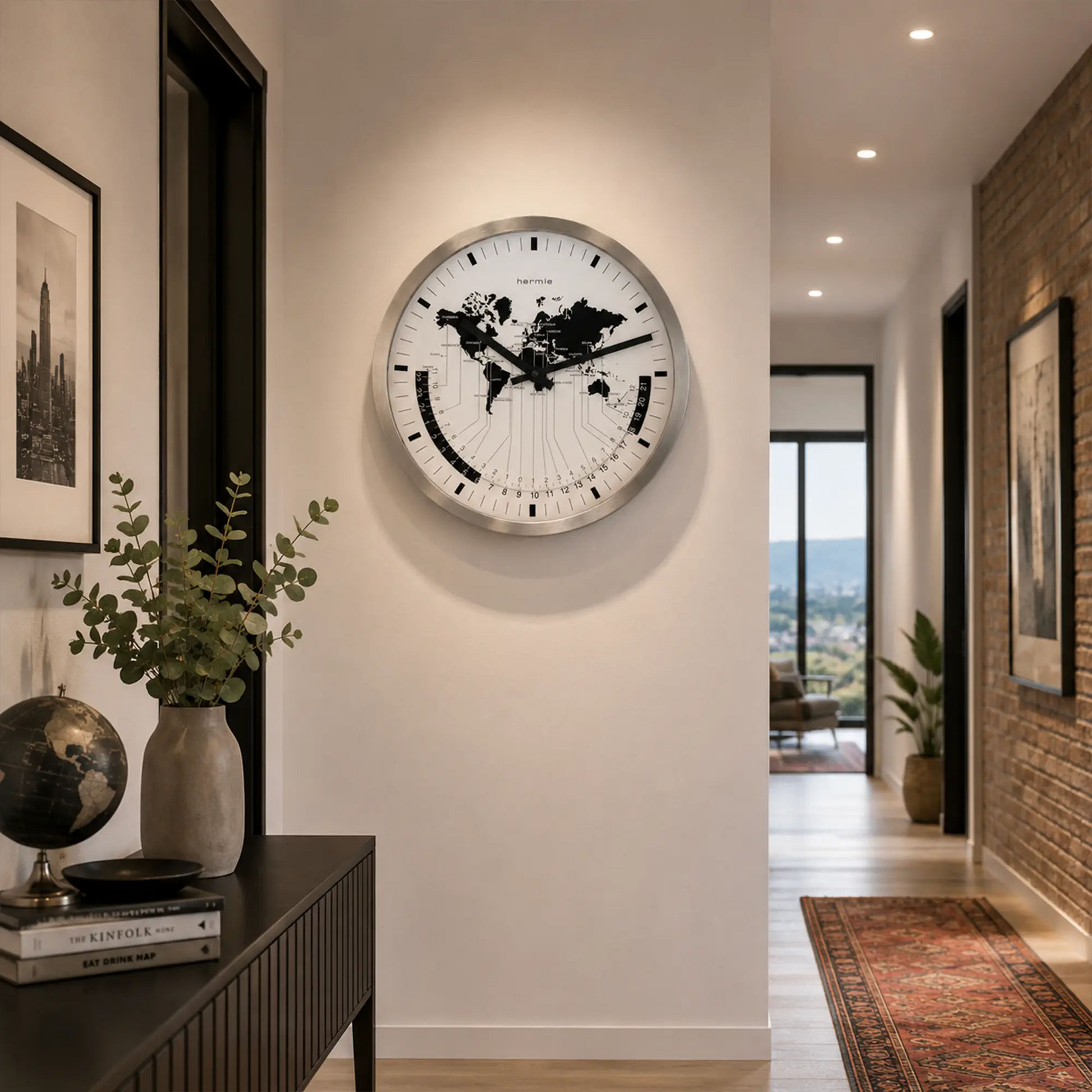 Reloj de pared redondo para pasillo: marco plateado, esfera blanca, mapa del mundo negro