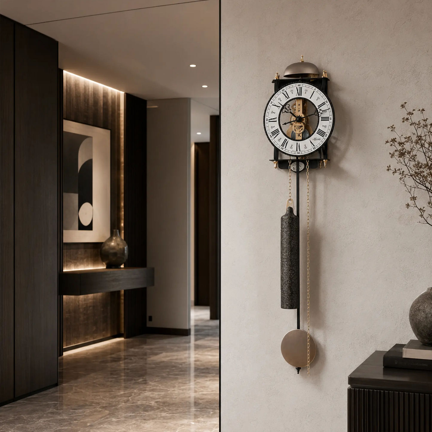 Reloj de pared de metal en la pared con péndulo y peso de cadena
