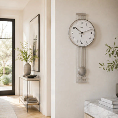 Reloj de pared con esfera redonda y varillas metálicas verticales con péndulo de bola