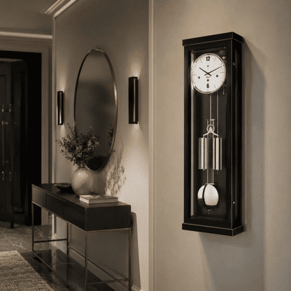 Reloj de pared con marco negro y frente de cristal, esfera redonda y péndulo