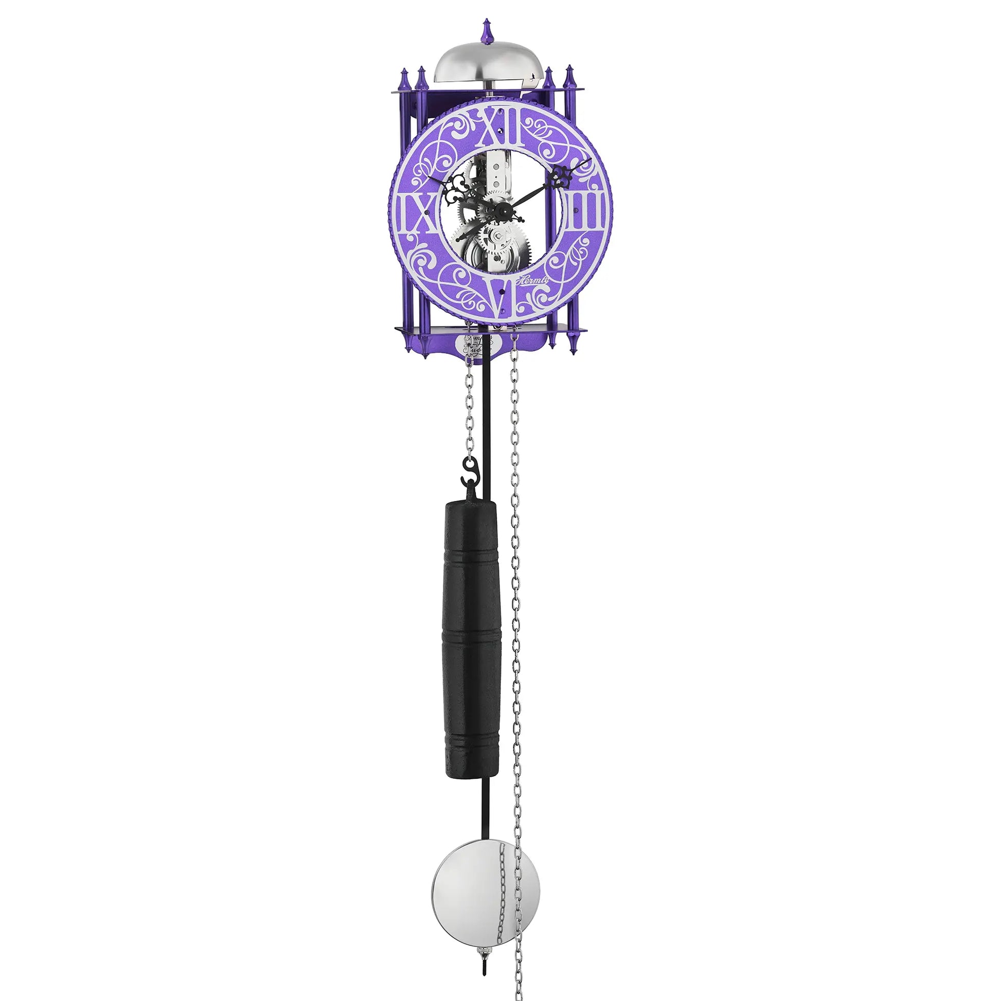 "Reloj de pared con mecanismo visible, esfera morada y péndulo de cadena"