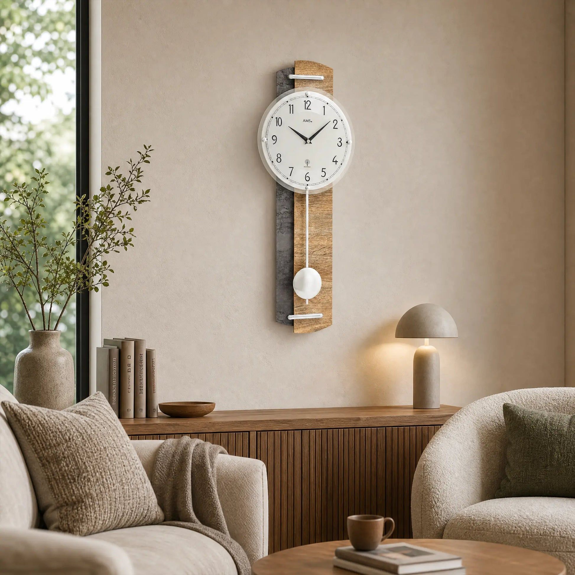 Reloj de pared radio control con caja de madera, péndulo blanco y esfera redonda
