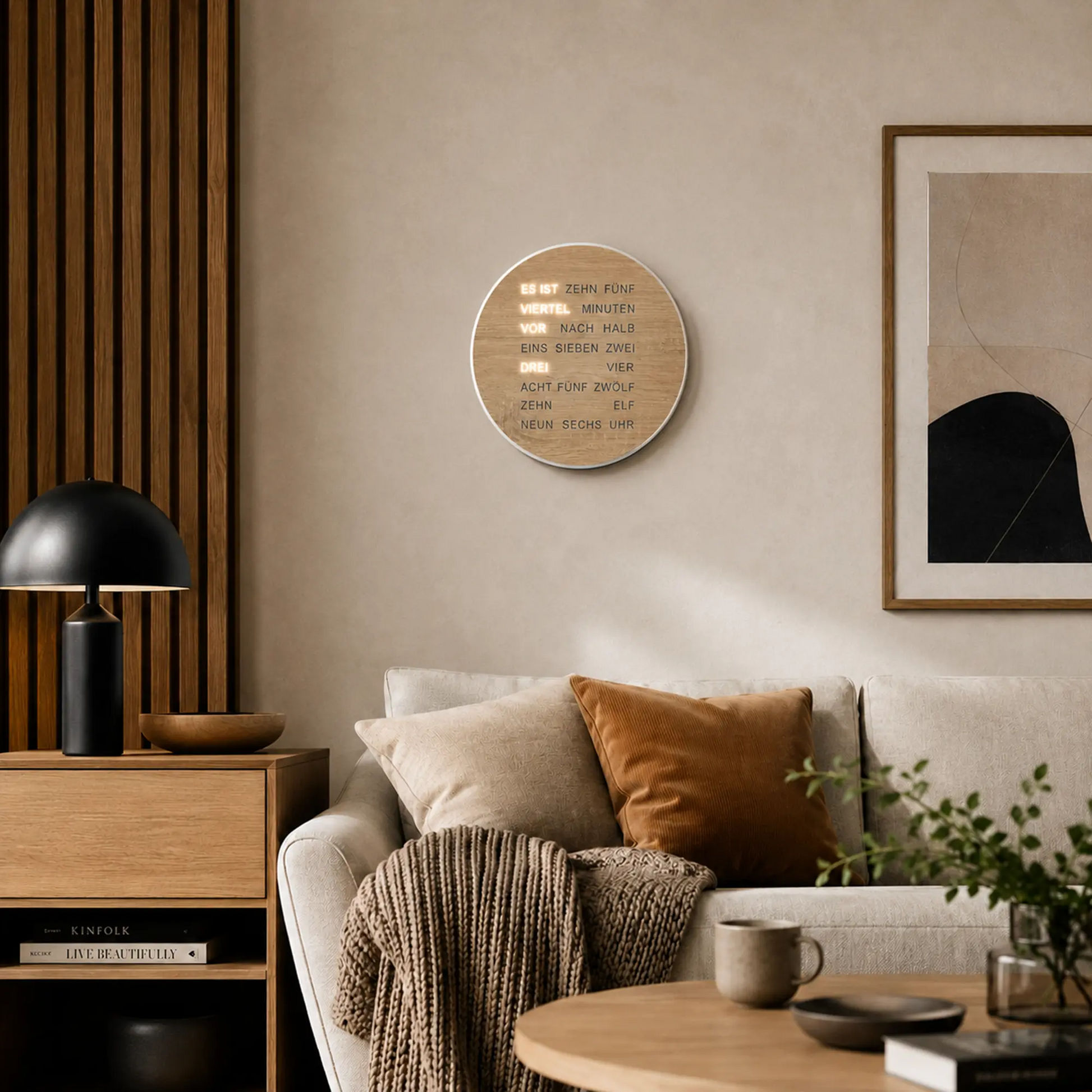 Runde LED-Wortanzeige Uhr an der Wand, Holzoptik im Kreis mit leuchtender Schrift