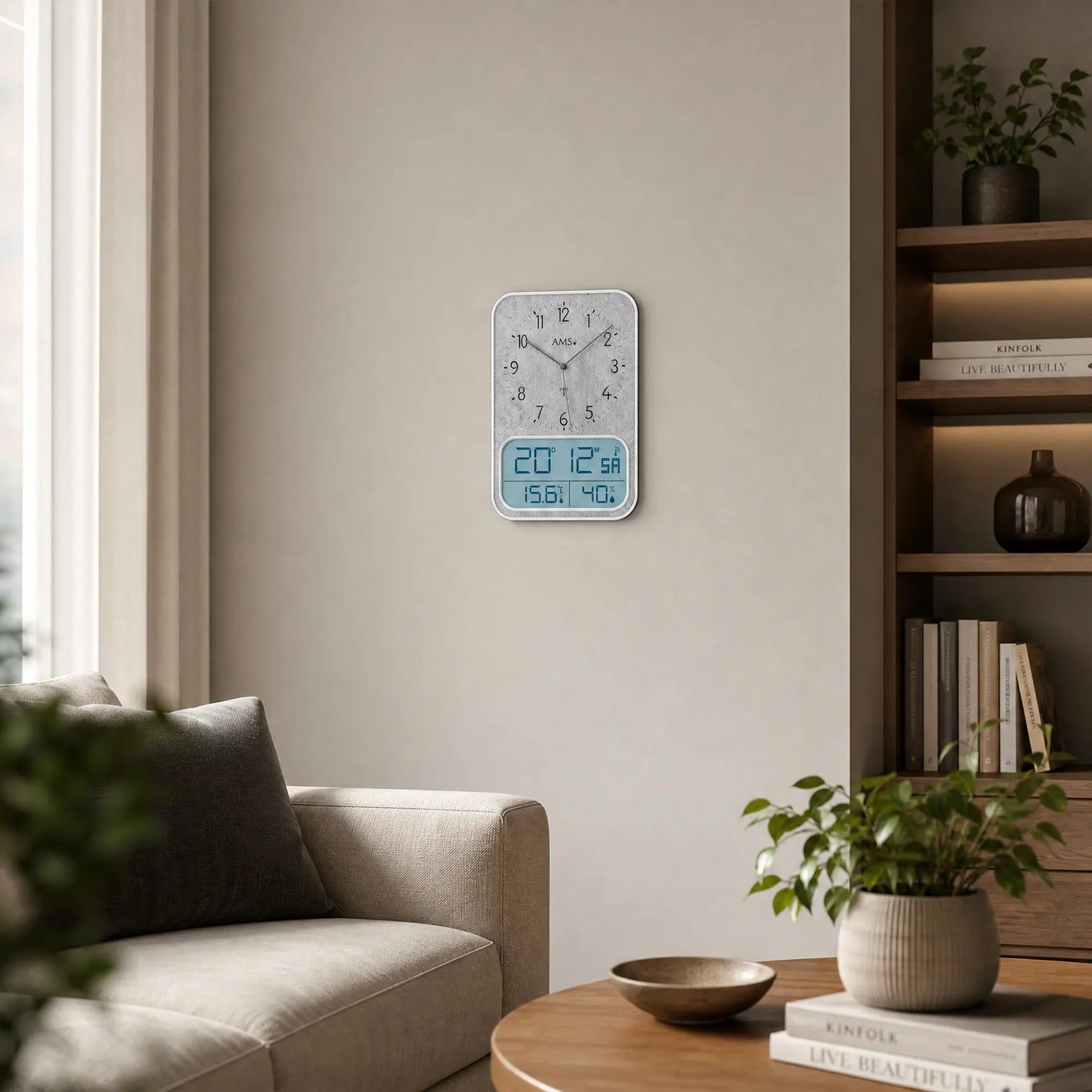 Wanduhr an der Wand mit Analogzeigern und blauem Digitaldisplay für Zeit, Temperatur und Feuchte