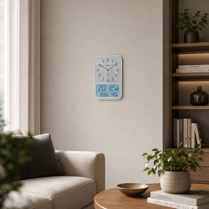 Wanduhr an der Wand mit Analogzeigern und blauem Digitaldisplay für Zeit, Temperatur und Feuchte