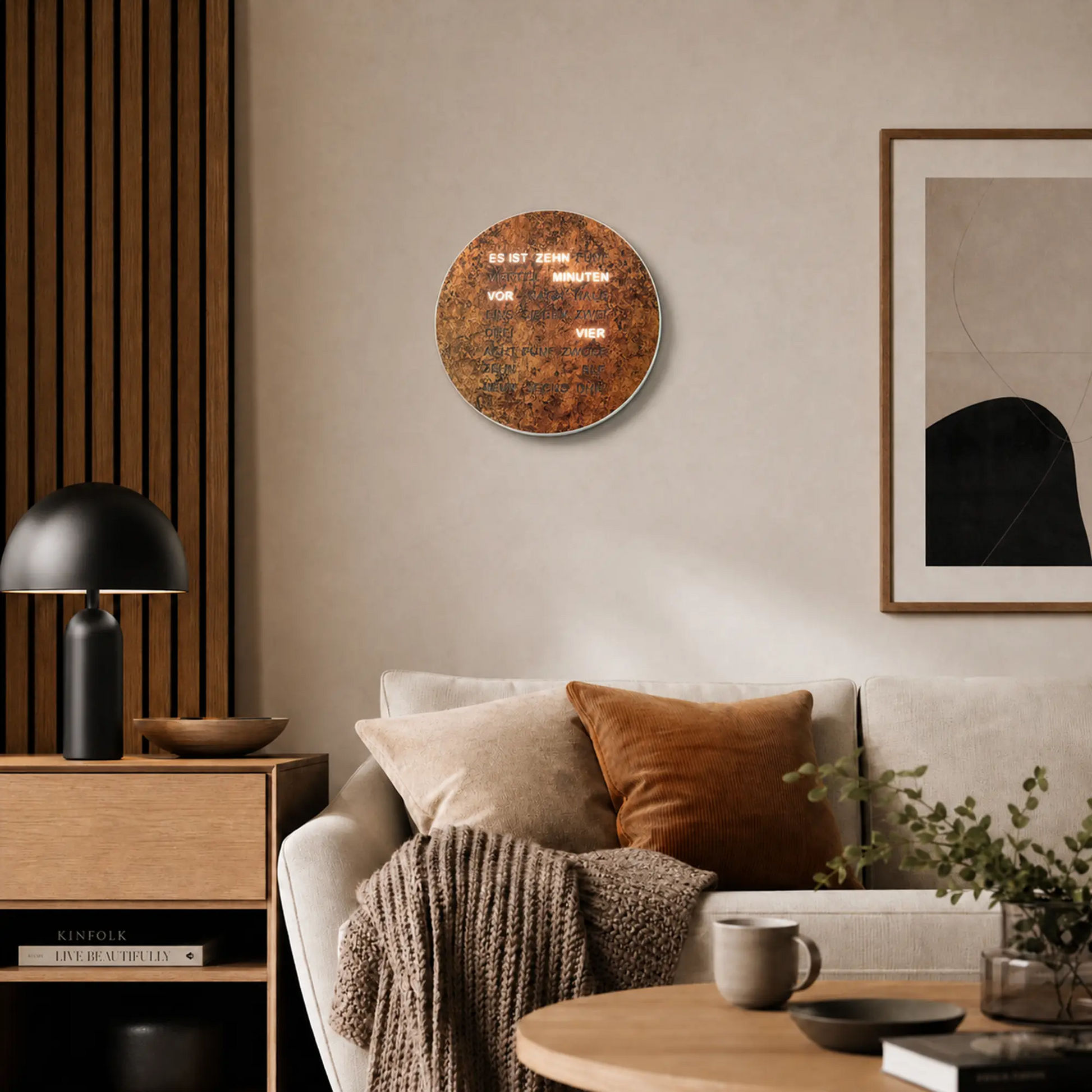 Runde LED-Wanduhr mit braunem Zifferblatt und leuchtender Wortanzeige an der Wand