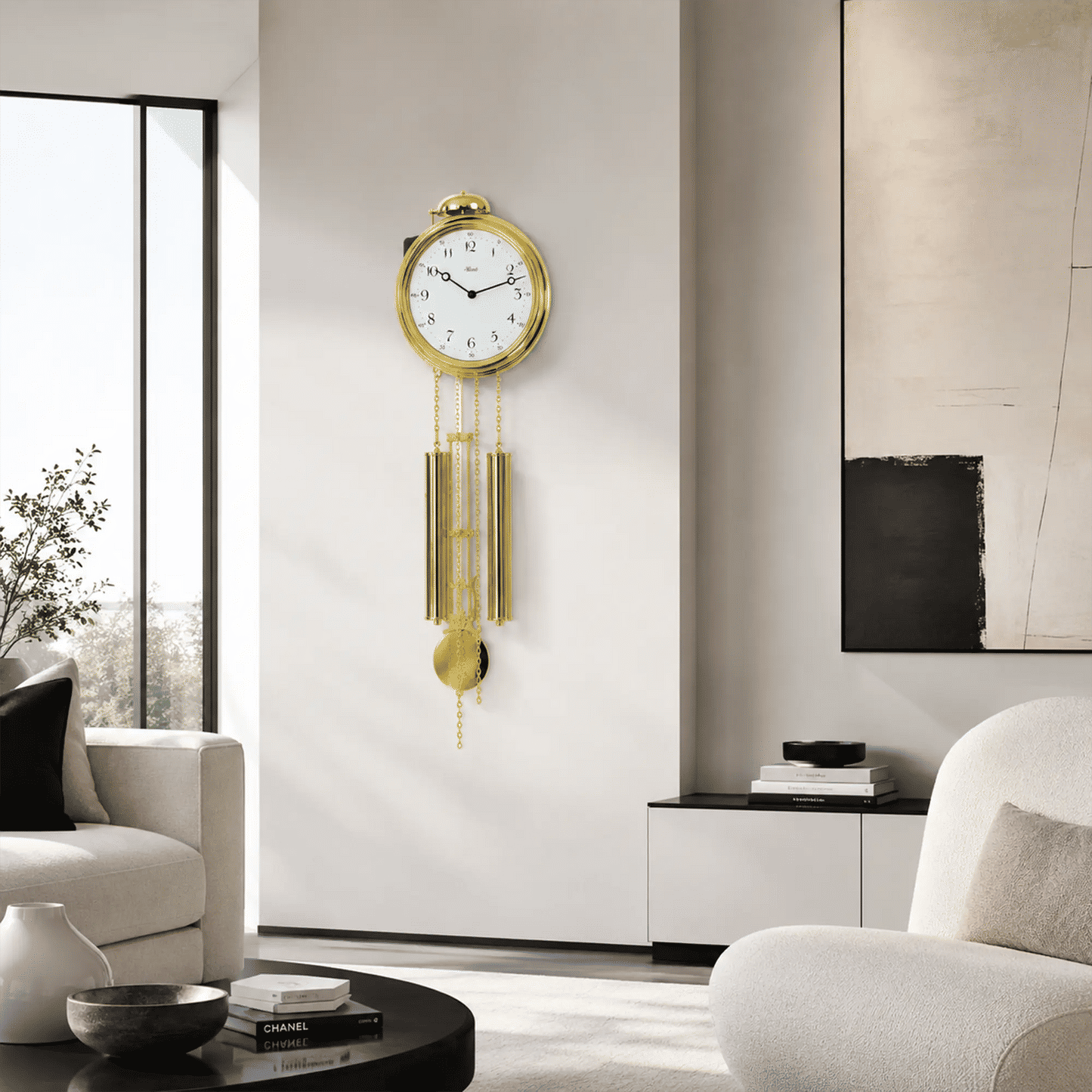 Reloj de pared dorado con péndulos decorativos sobre pared blanca