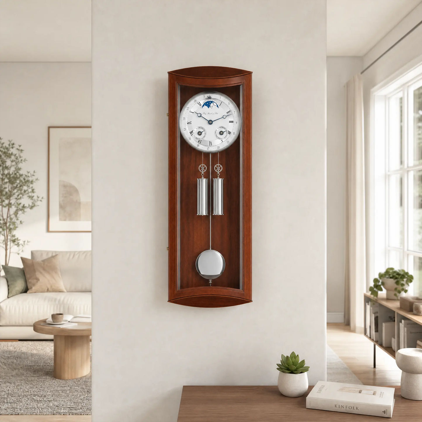Reloj de pared de madera en marco de madera con esfera redonda, péndulo y gran gong, en la pared