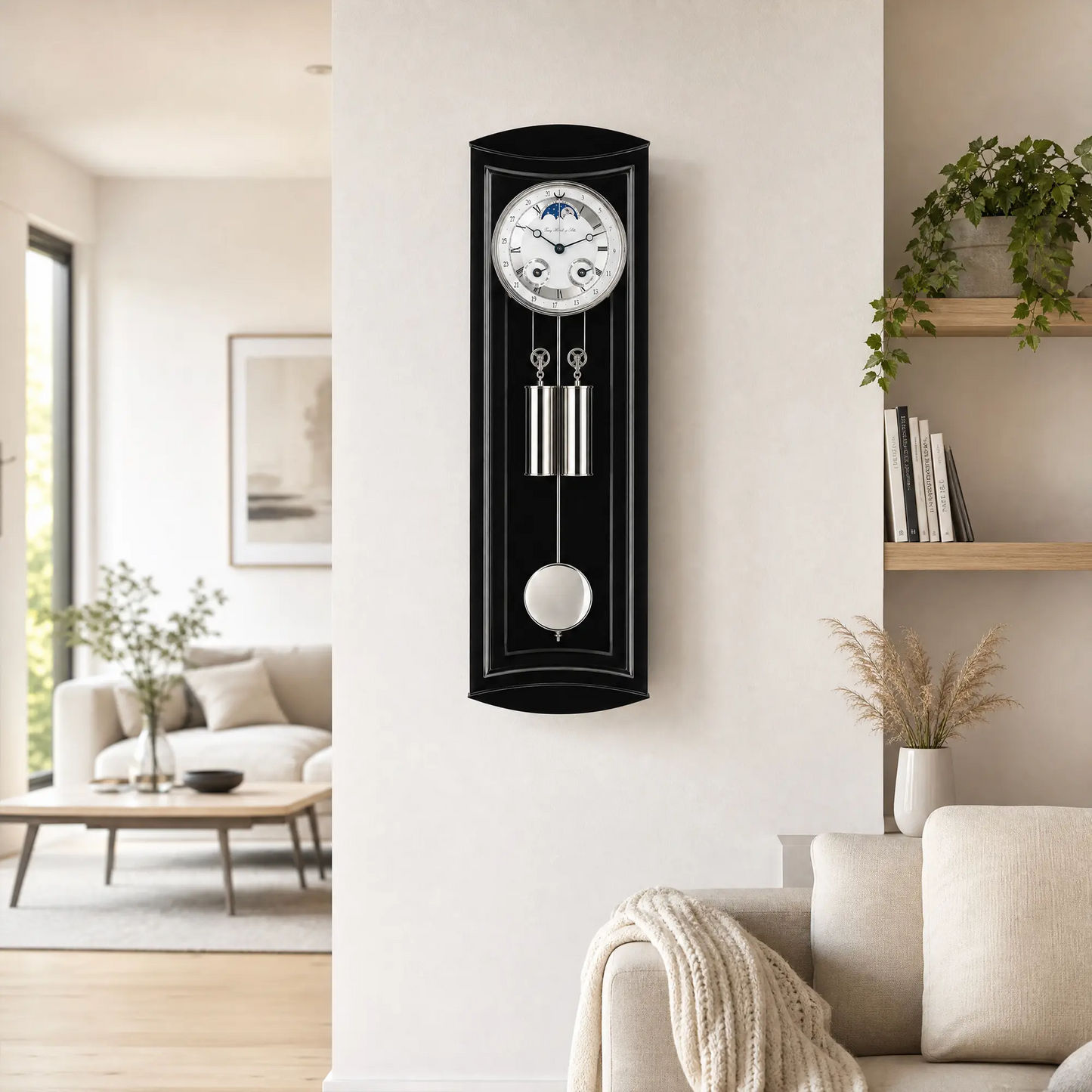 "Reloj de pared con caja negra, esfera blanca y péndulo"