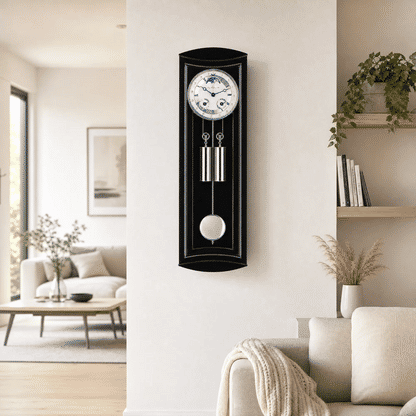 "Reloj de pared con caja negra, esfera blanca y péndulo"