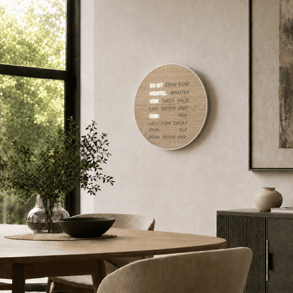 Runde LED-Wortanzeige Uhr an heller Wand, Holzring mit leuchtender Schrift