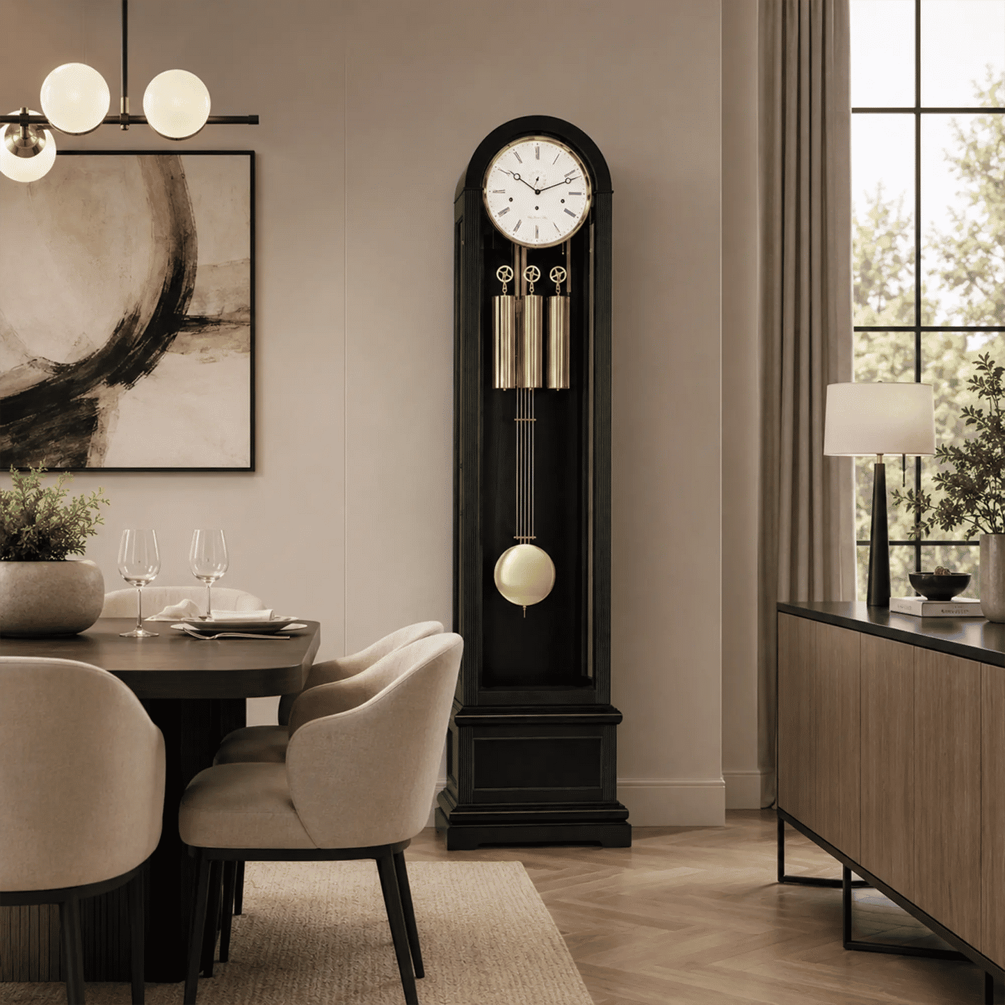 Reloj de pie Hermle en negro con esfera blanca, varillas de péndulo doradas y esfera