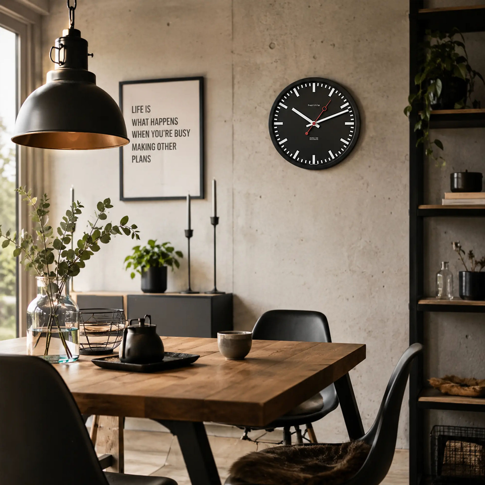 Reloj de pared redondo con esfera negra, índices blancos y manecillas rojas