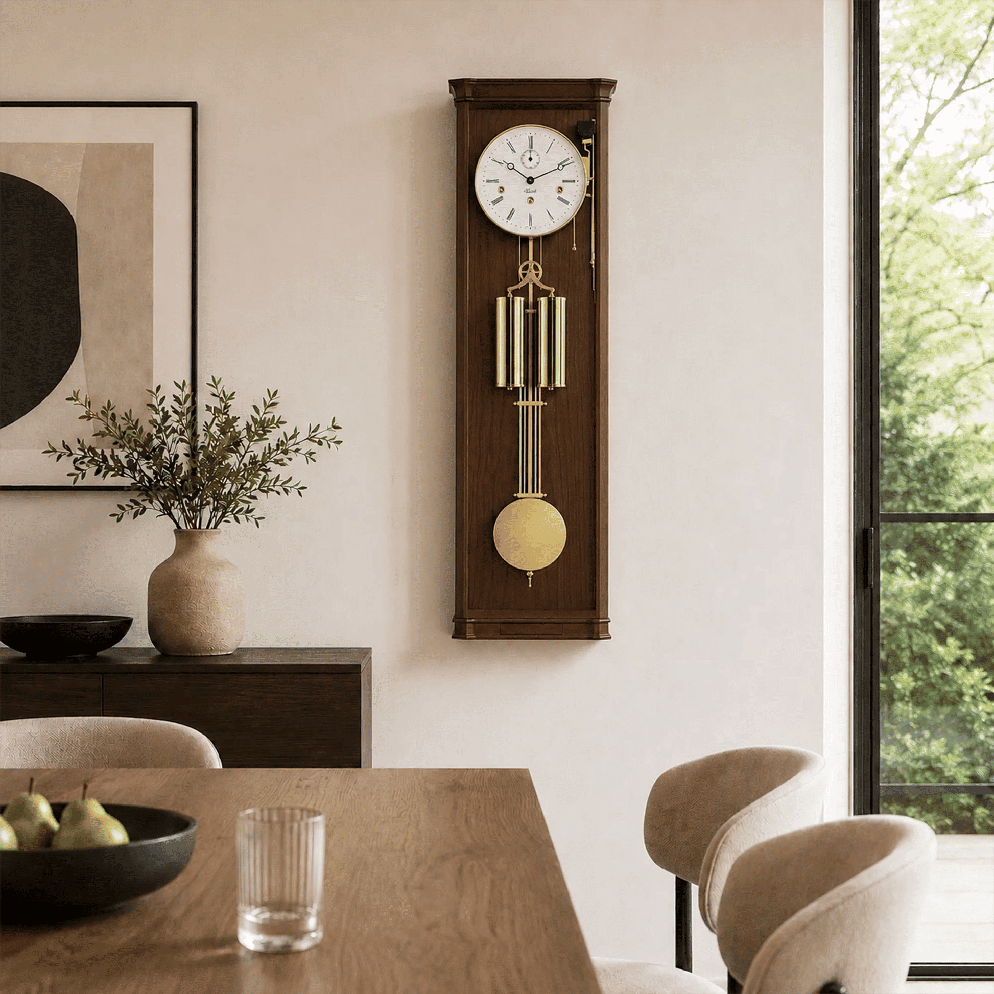 Reloj de pared color nogal con esfera redonda y péndulo de latón, pesa redonda dorada