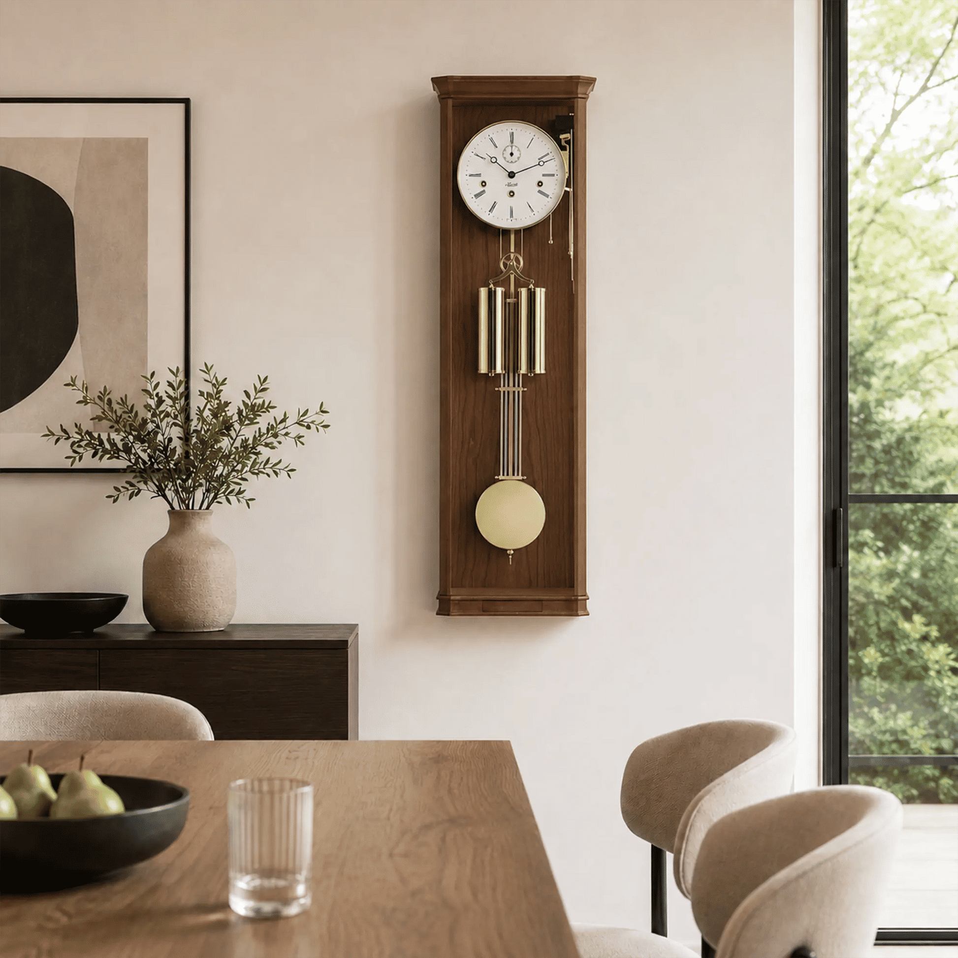 Reloj de pared de madera marrón con esfera blanca, barras de gong doradas