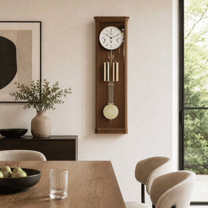 Reloj de pared de madera marrón con esfera blanca, barras de gong doradas