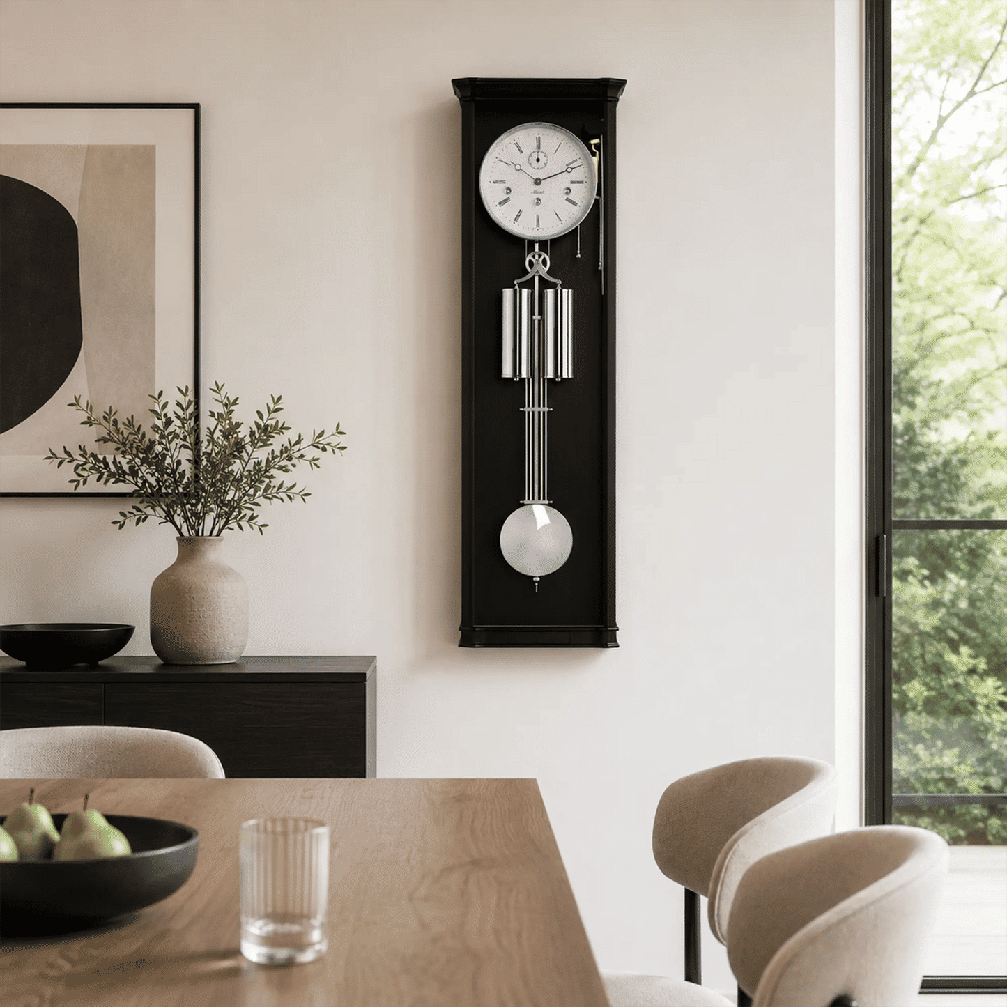 Reloj de pared en caja negra con esfera blanca y péndulo esférico