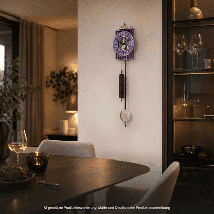 Wanduhr mit Skelett-Design, violettem Zifferblatt und Pendelgewicht an der Wand