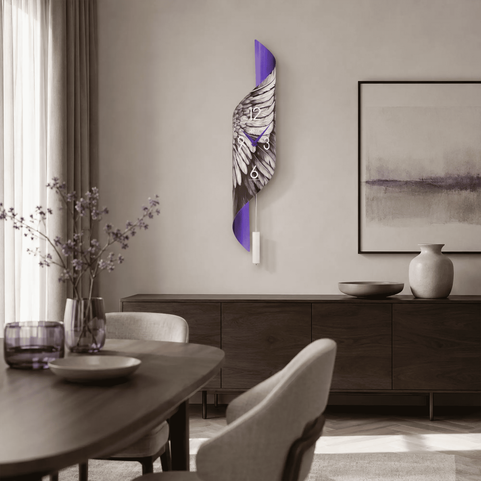 Reloj de pared con esfera de plumas en blanco y negro, detalle morado y números blancos