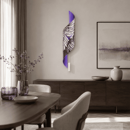 Reloj de pared con esfera de plumas en blanco y negro, detalle morado y números blancos