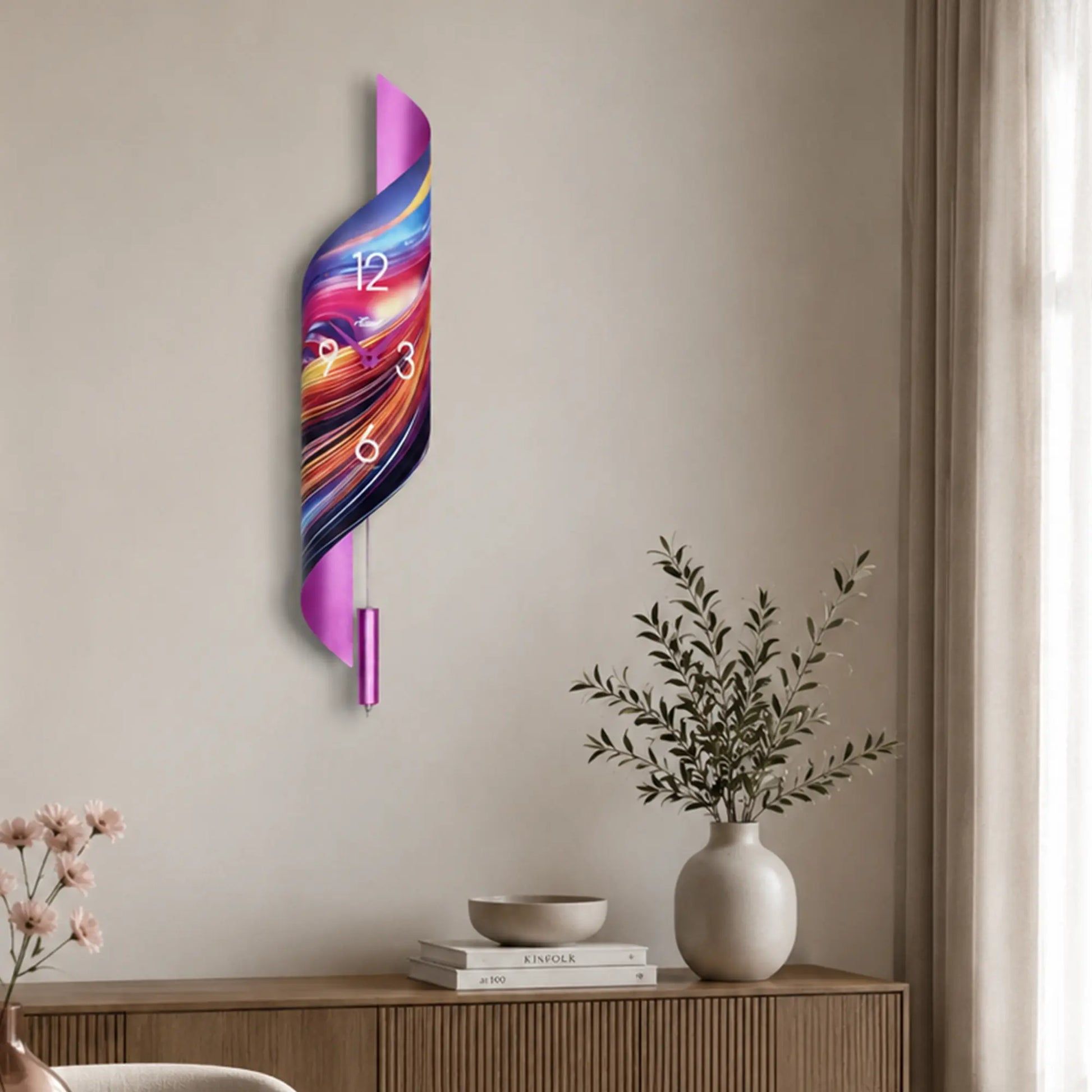 Reloj de pared con patrón de ondas de colores, péndulo violeta y números blancos