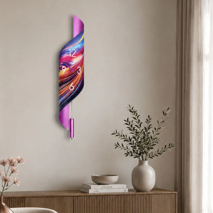 Reloj de pared con patrón de ondas de colores, péndulo violeta y números blancos