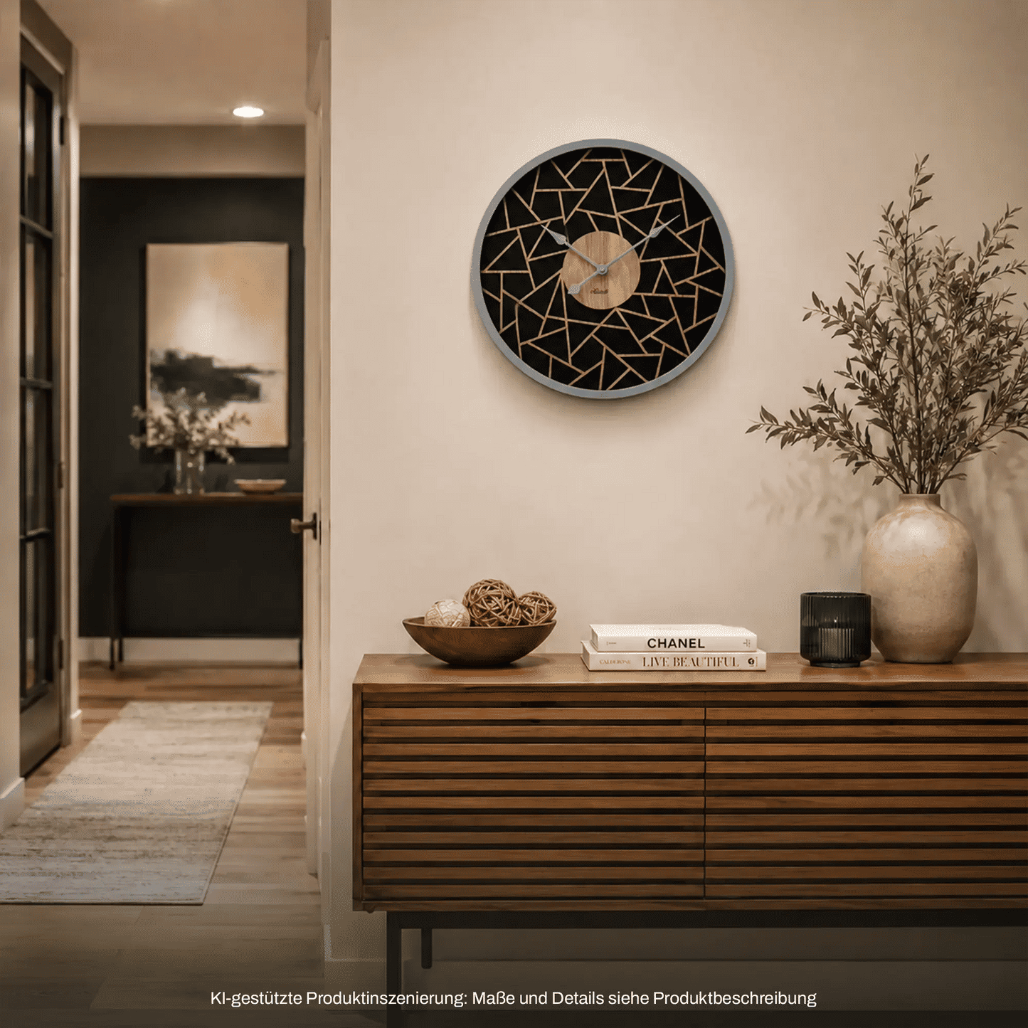 Runde Wanduhr an der Wand mit schwarzem Ziffernblatt, goldenen Linien und Holzmitte