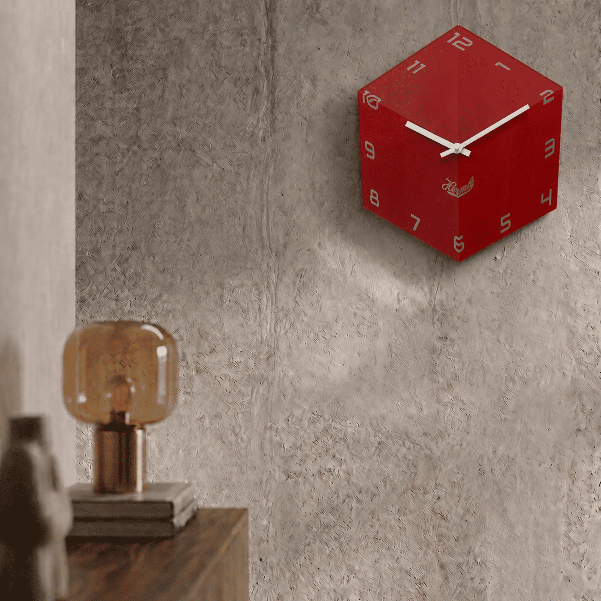 Reloj de pared redondo rojo de acrílico en la pared con manecillas blancas y logo de Hermle