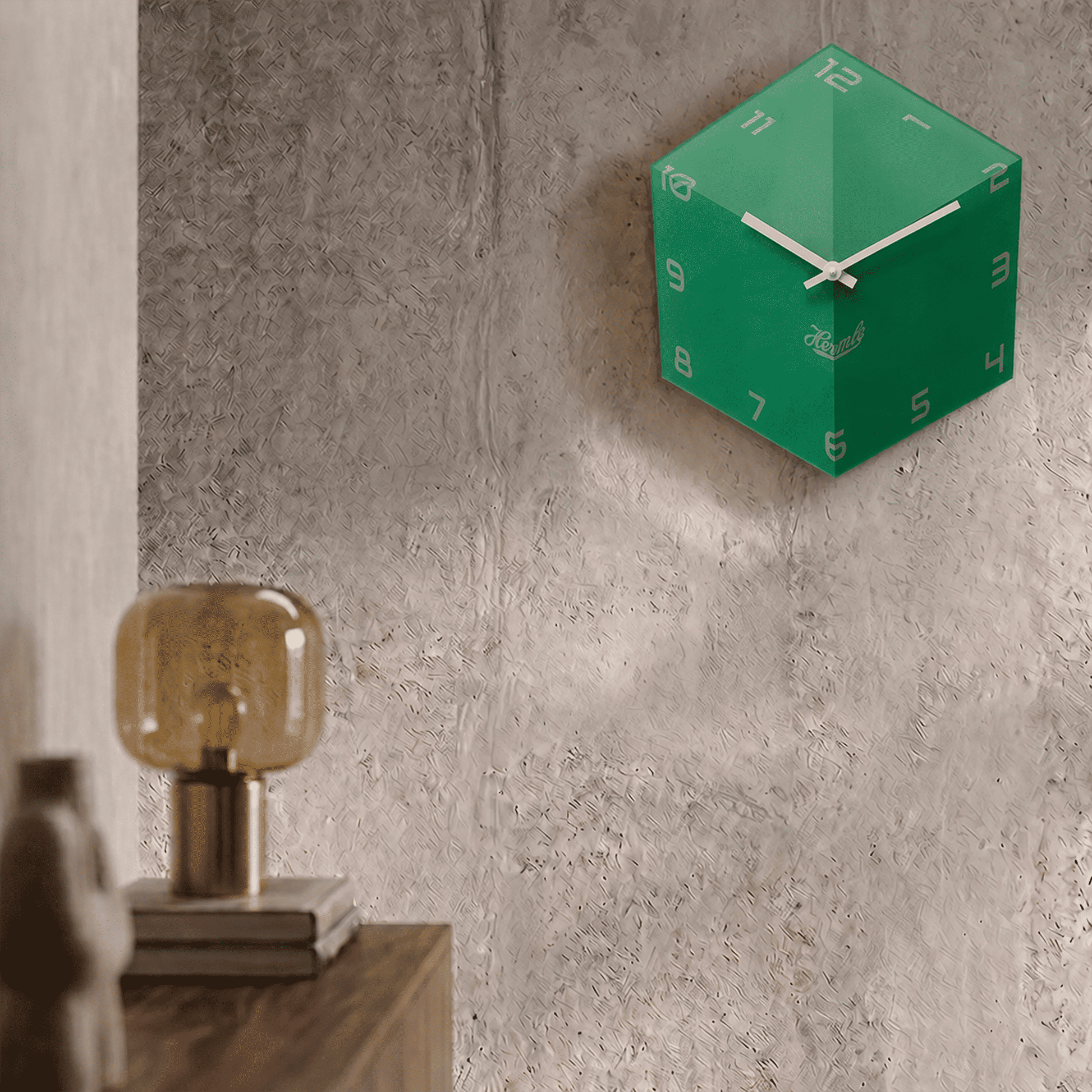 Reloj de pared de acrílico con caja cúbica verde, manecillas y números blancos en la pared