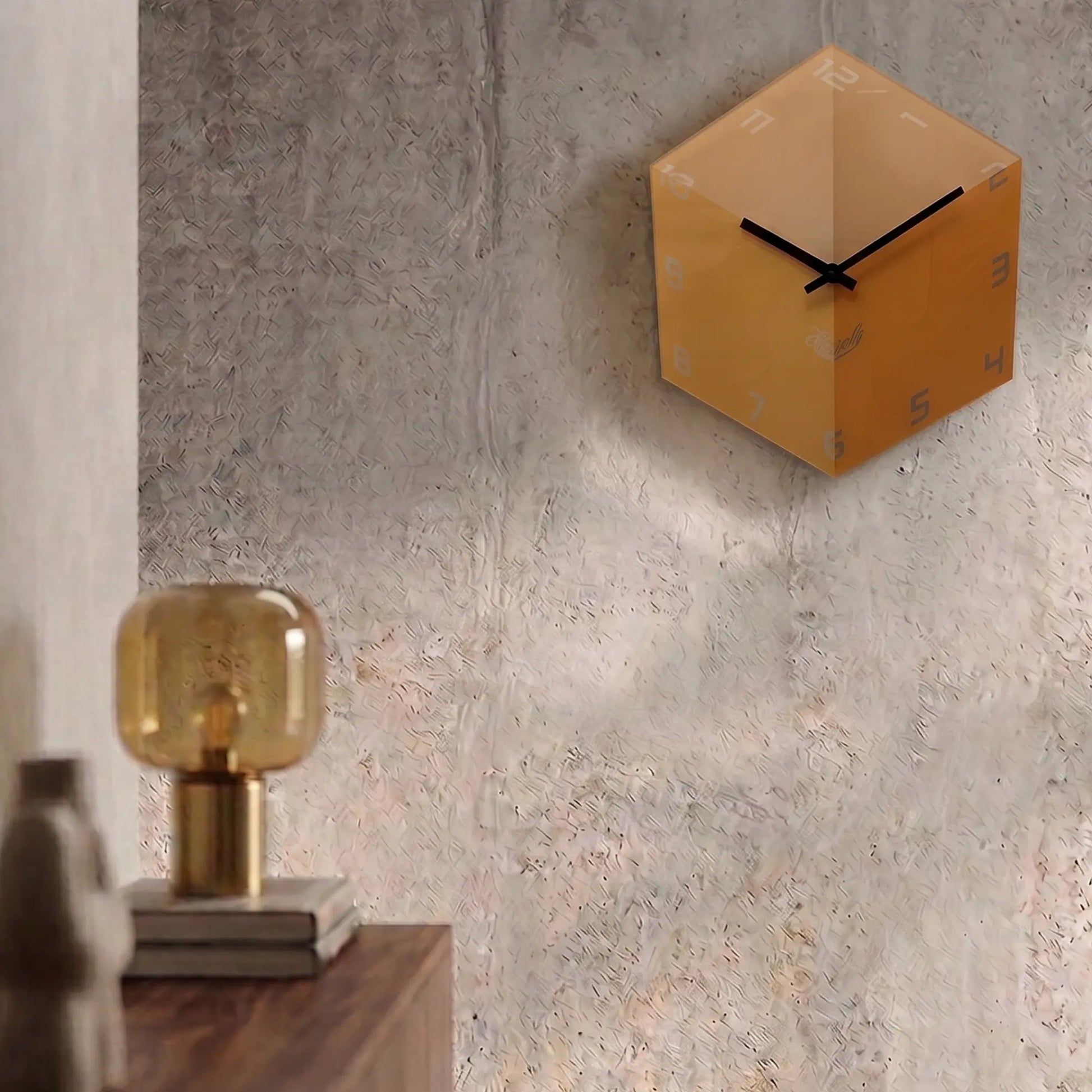 Reloj de pared, carcasa cúbica de acrílico color ámbar con manecillas negras