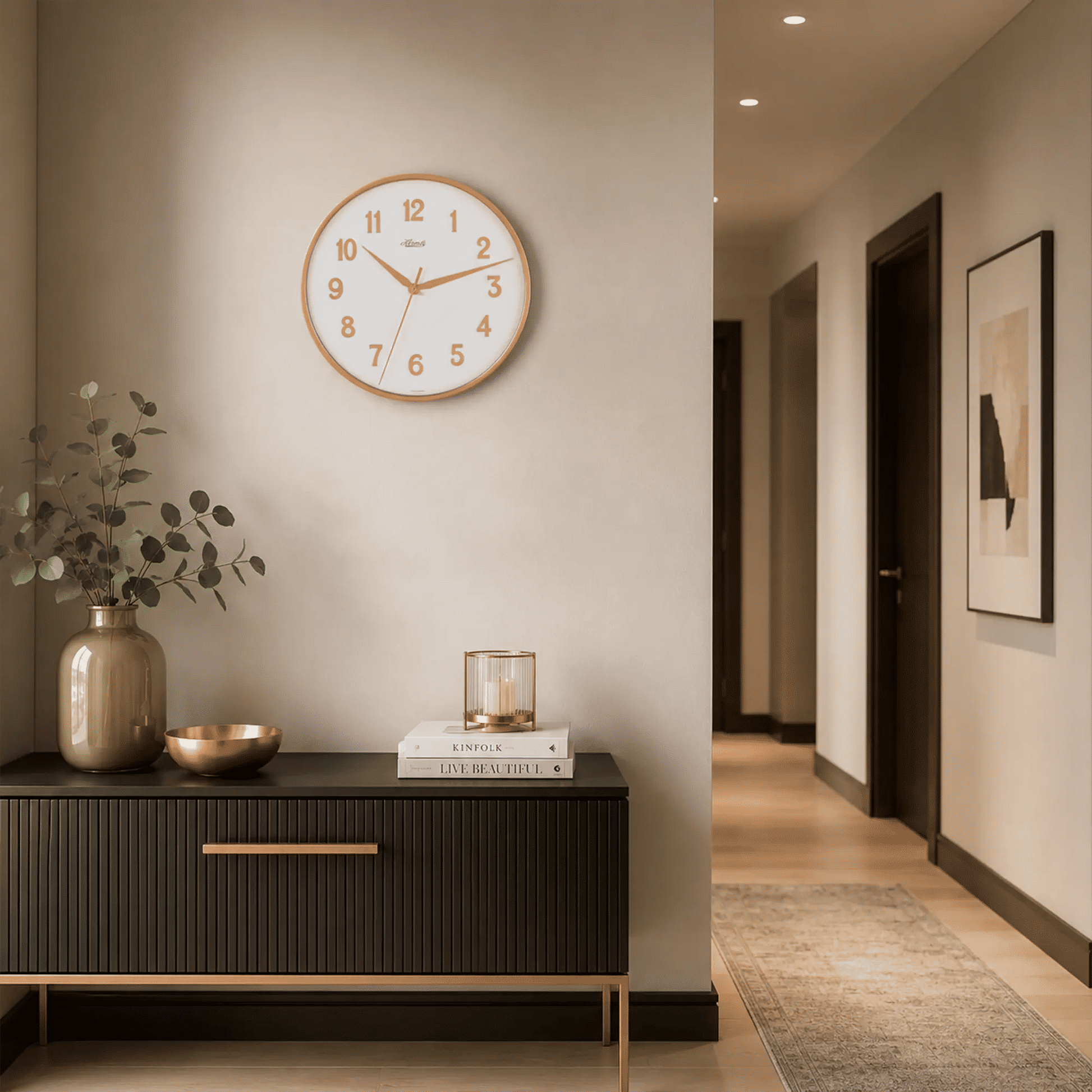Reloj de pared con marco metálico naranja, esfera blanca y manecillas naranjas