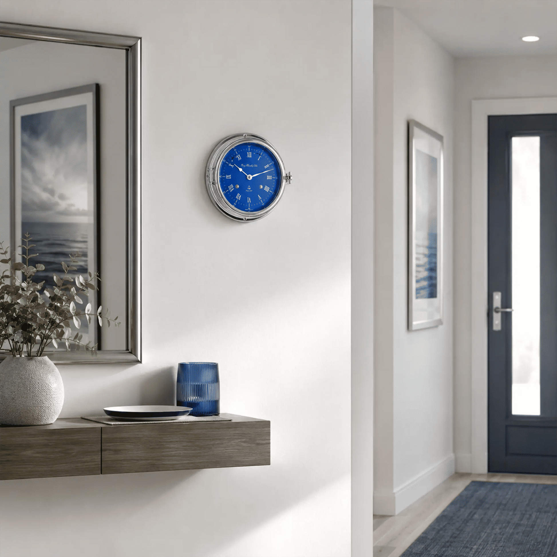 Reloj de pared en la pared con esfera azul y caja plateada