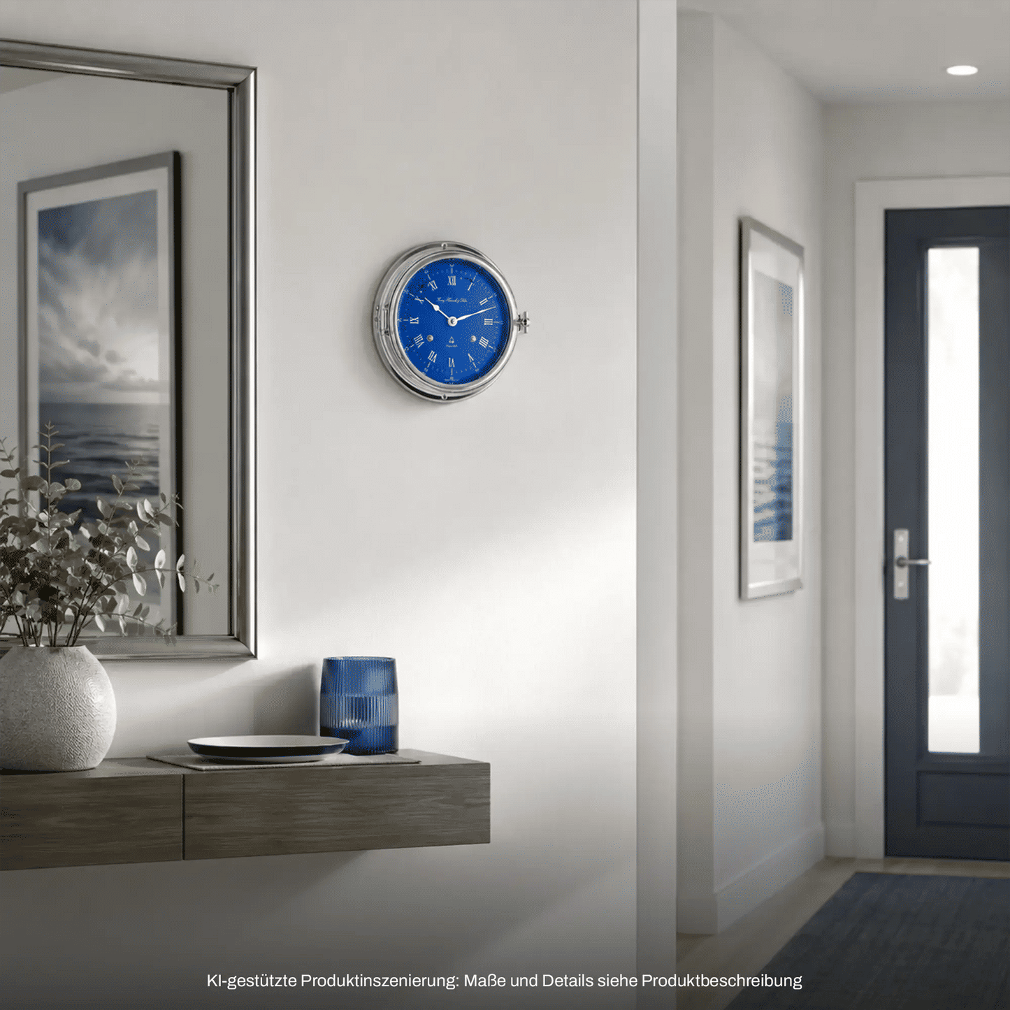 Wanduhr mit blauem Zifferblatt und silbernem Gehäuse an der Wand, zentral im Bild.