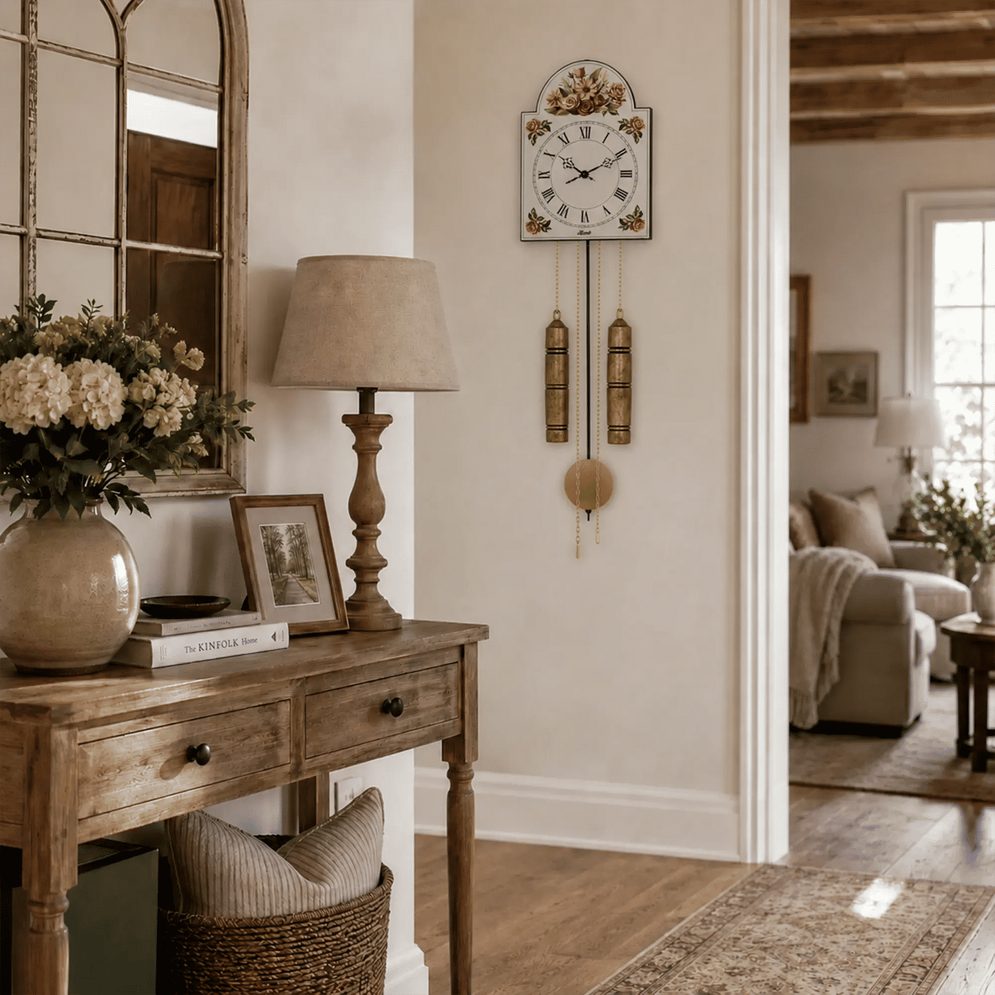 "Reloj de pared con decoración floral, péndulo dorado y caja de resonancia redonda"