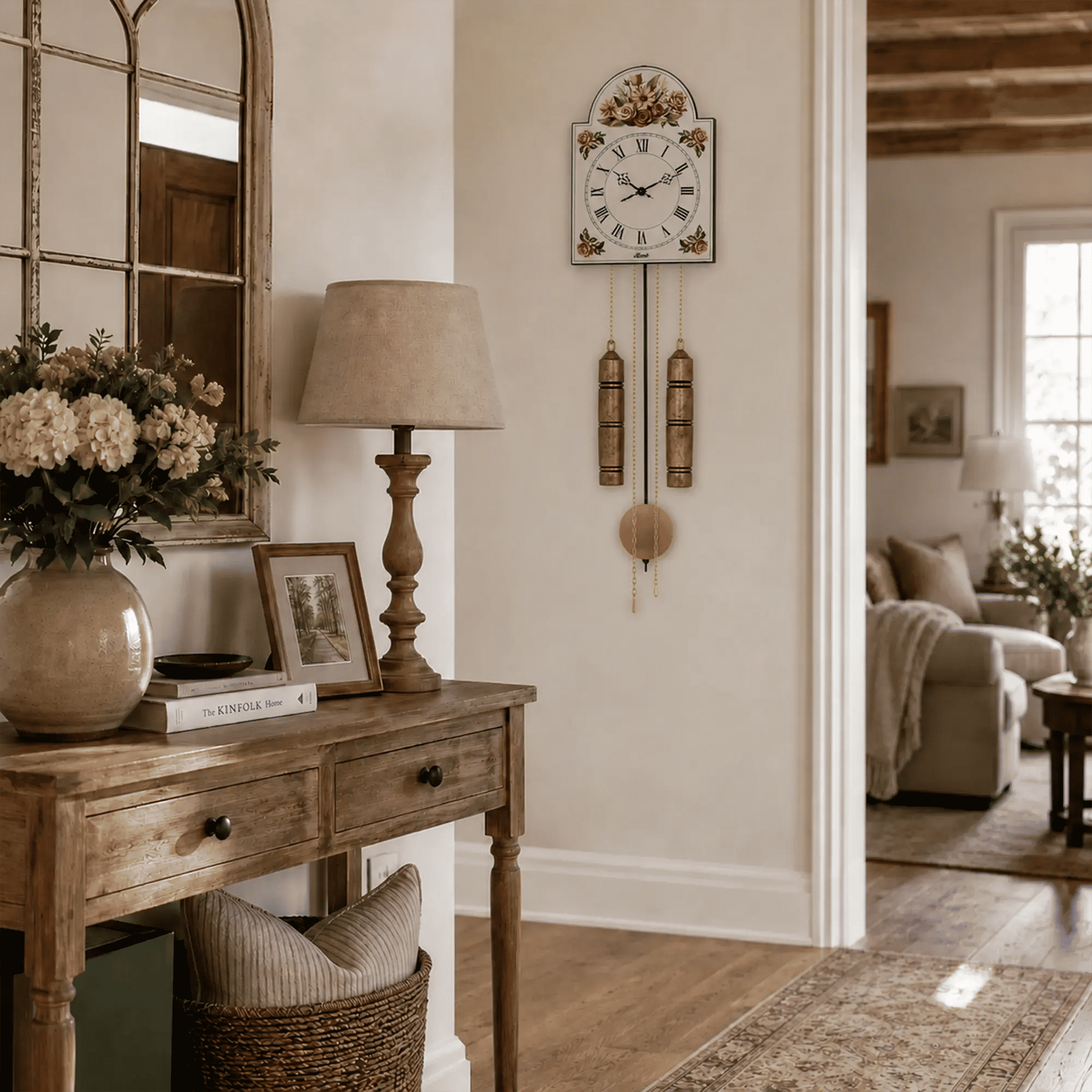 "Reloj de pared con decoración floral, péndulo dorado y caja de resonancia redonda"