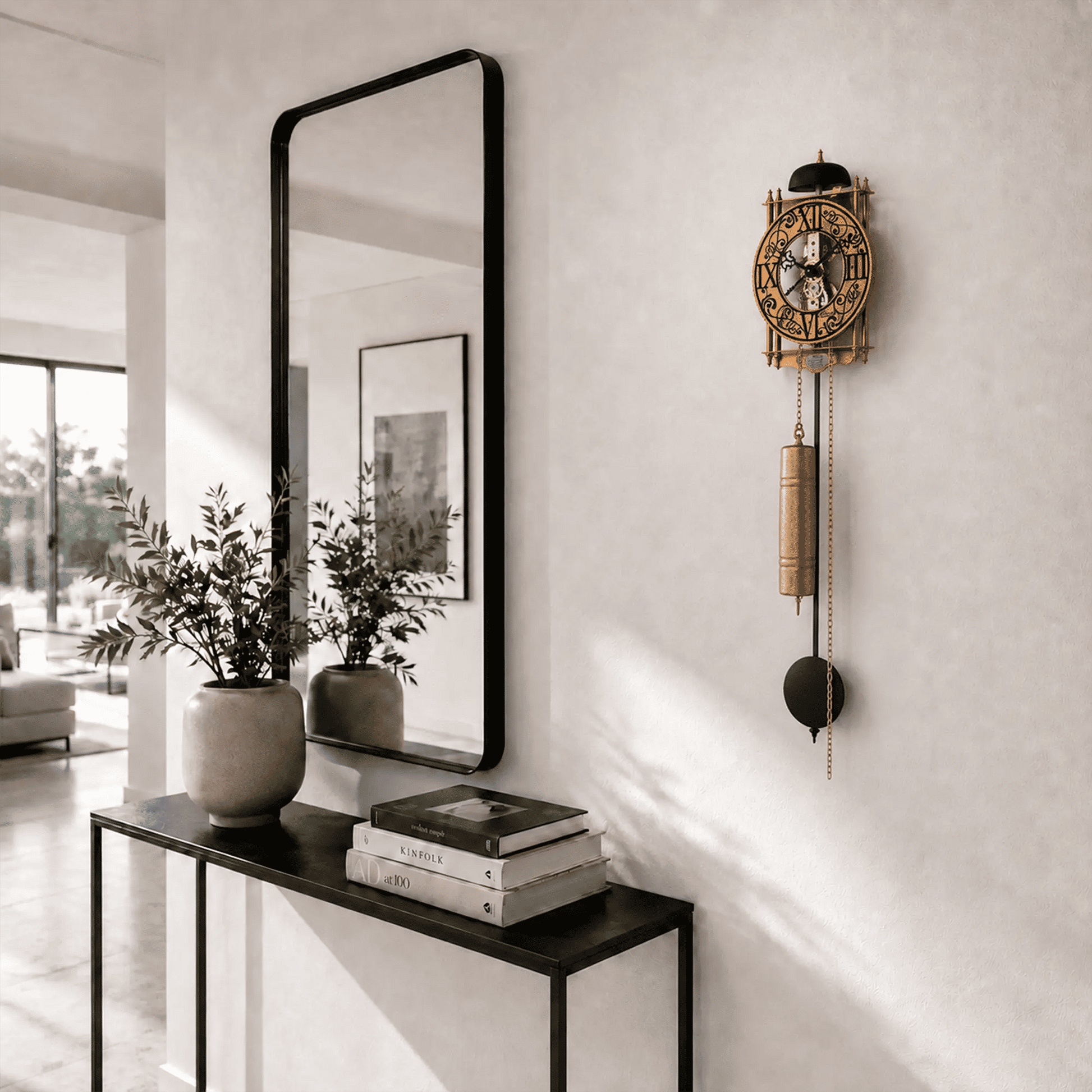 Reloj de pared con esfera redonda y péndulo largo de cadena metálica